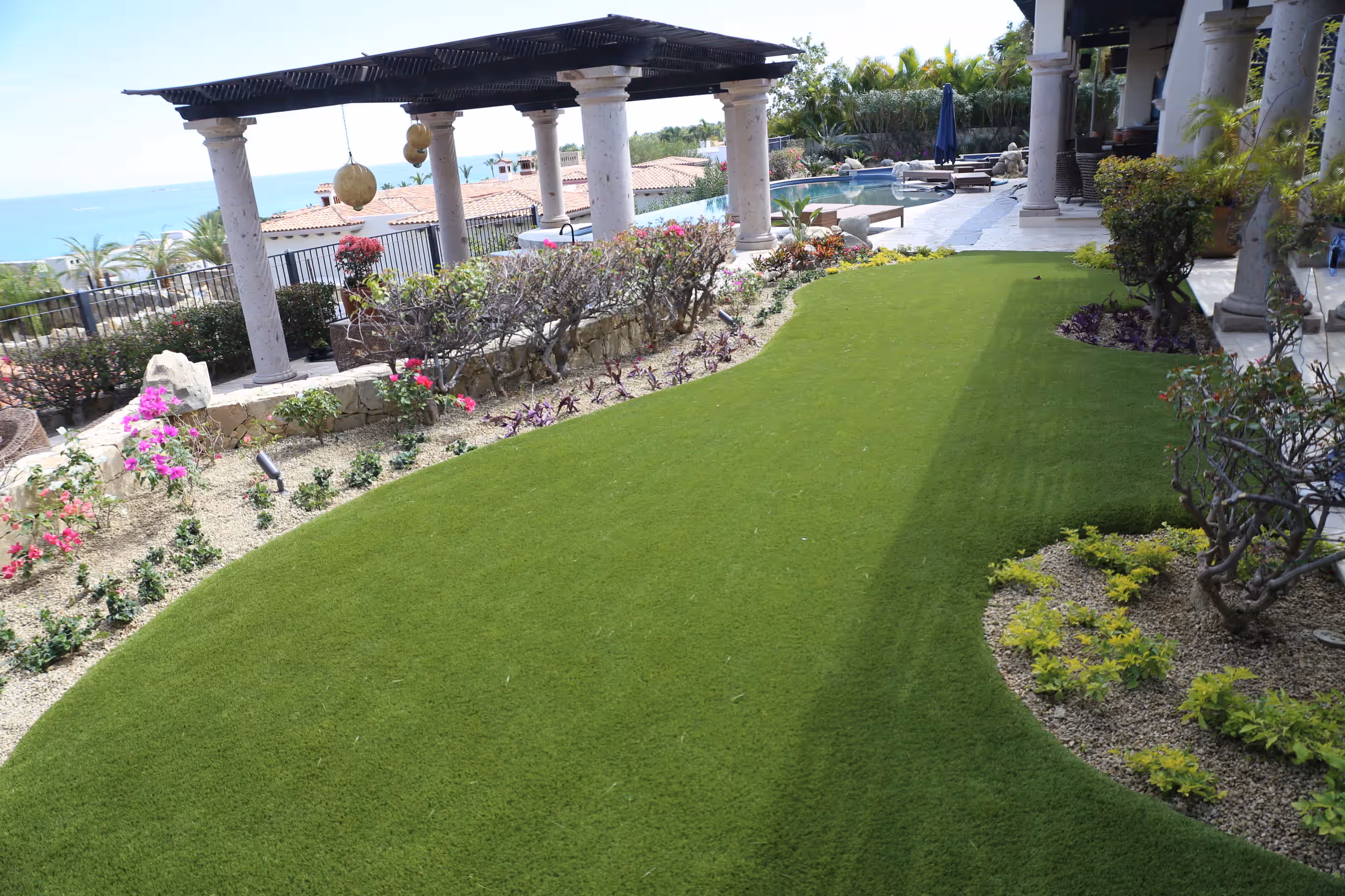 Jardín residencial pasto sintético